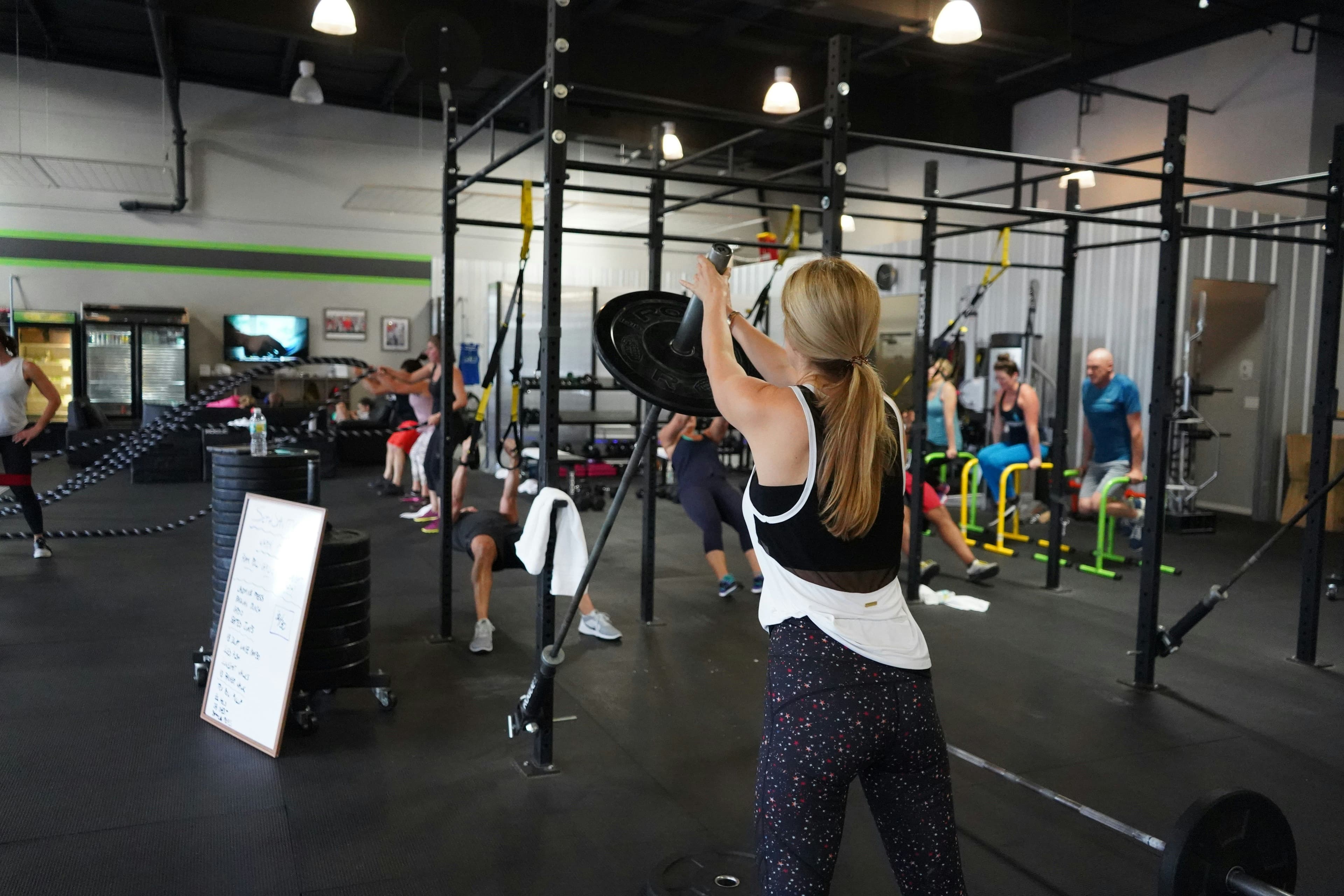 นักกีฬา hybrid athlete กำลังวิ่งออกจากยิมหลังเสร็จจากยกเวท